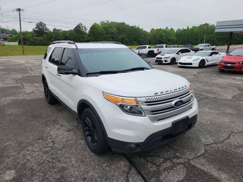 Used 2014 Ford Explorer XLT w/ Equipment Group 202A AWD/4WD image 2