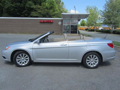 Used 2011 Chrysler 200 Touring FWD image 7