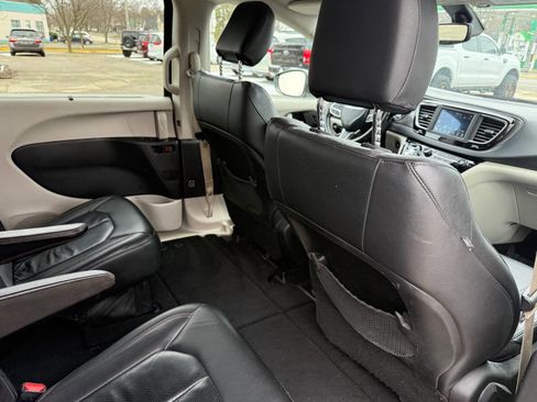 Used 2020 Chrysler Pacifica Touring-L image 30