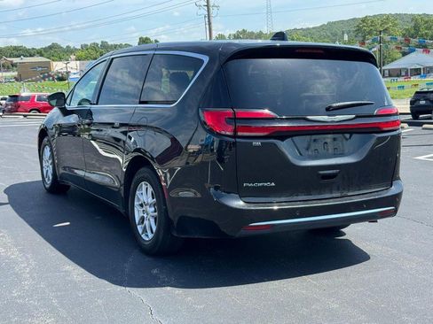 Used 2023 Chrysler Pacifica Touring-L FWD image 6