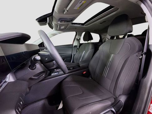Used 2025 Hyundai Elantra SEL image 13