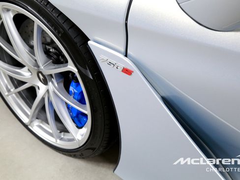 Used 2026 McLaren 750S Spider RWD image 33