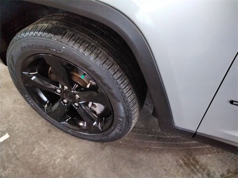 Used 2023 Jeep Grand Cherokee L Limited w/ Luxury Tech Group II image 21