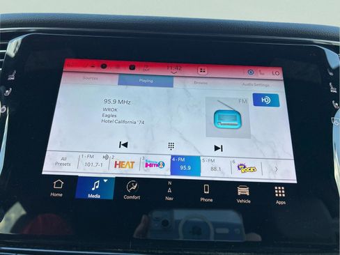 Certified 2024 Jeep Wagoneer L Series II w/ Flexible Seating Group image 19