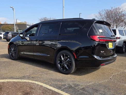 New 2026 Chrysler Pacifica Limited w/ Uconnect Theater Family Group FWD image 4