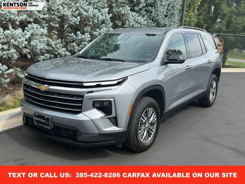 Used 2024 Chevrolet Traverse LT image 3