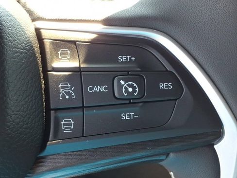 Used 2024 Jeep Grand Cherokee Altitude RWD image 10