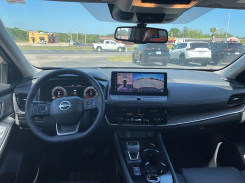 Certified 2025 Nissan Rogue Platinum w/ Tech Package AWD/4WD image 12