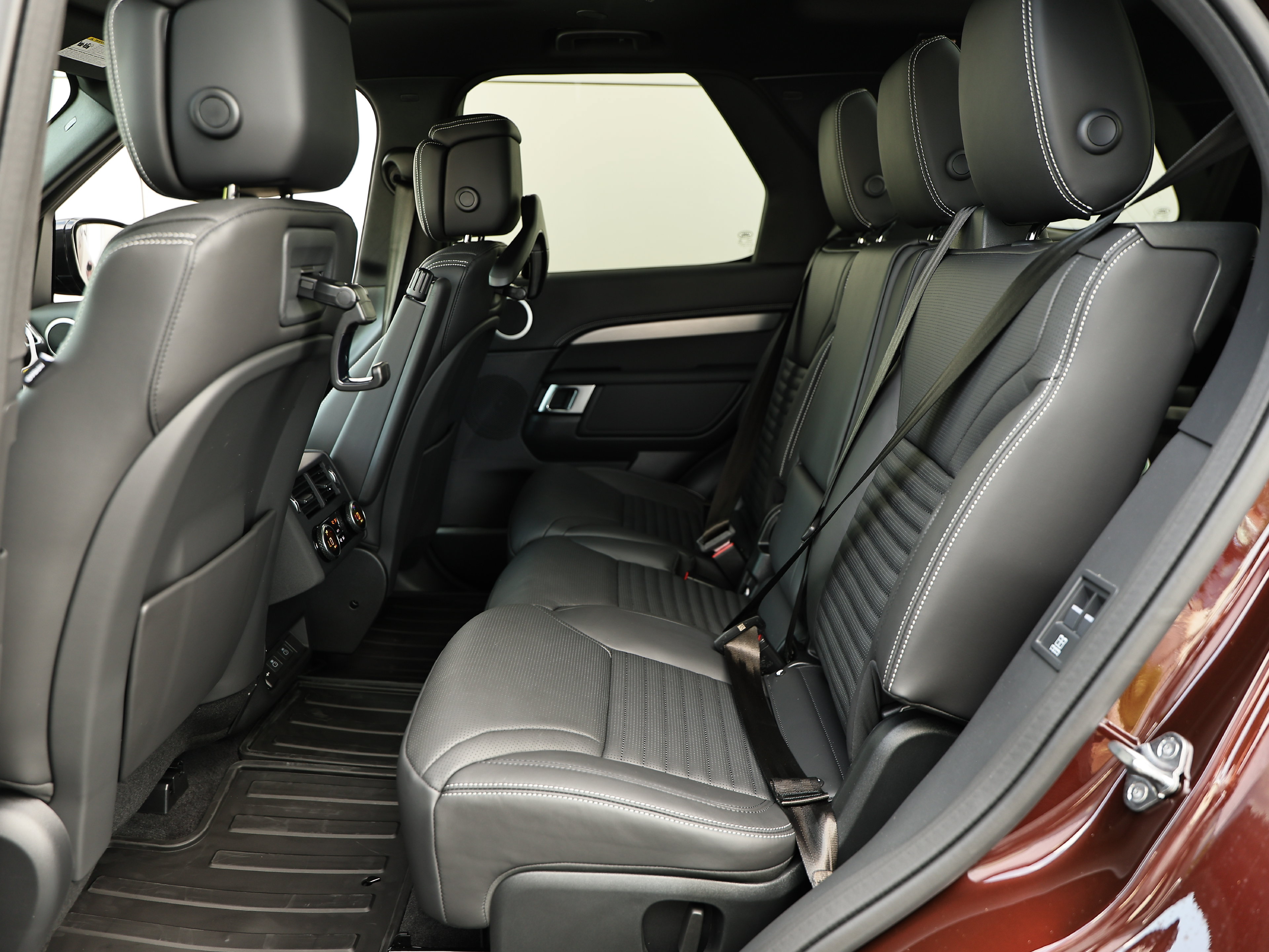 New 2026 Land Rover Discovery Limited Edition AWD/4WD image 29