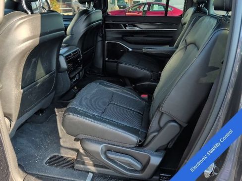 Used 2024 Jeep Wagoneer Series III w/ Premium Group I AWD/4WD image 13