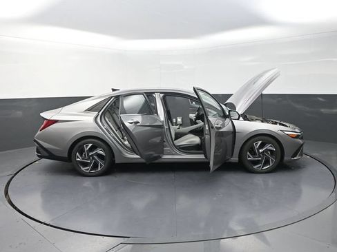 Used 2024 Hyundai Elantra Limited FWD image 46