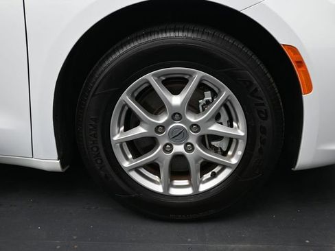 Used 2024 Chrysler Pacifica Touring-L FWD image 34