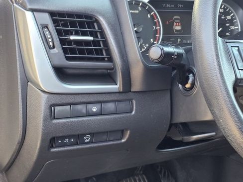 Used 2023 Nissan Rogue SV image 18