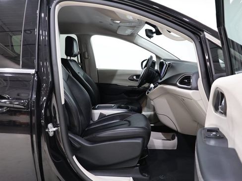 Used 2024 Chrysler Pacifica Touring-L FWD image 37