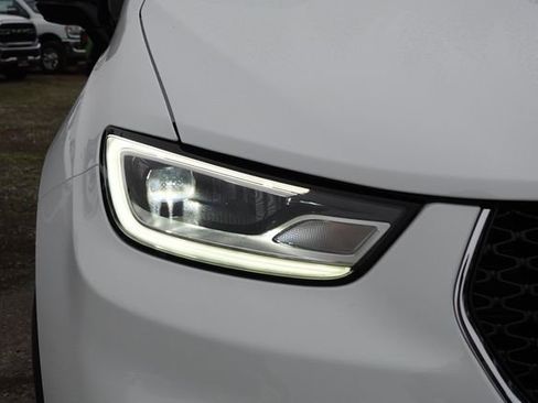 New 2026 Chrysler Pacifica Select image 5