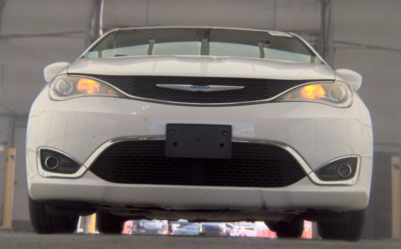 Used 2019 Chrysler Pacifica Touring-L FWD image 3