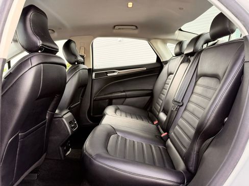 Used 2018 Ford Fusion SE w/ Equipment Group 602A FWD image 15
