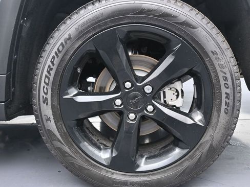 Used 2025 Jeep Grand Cherokee Limited w/ Black Appearance Package RWD image 9