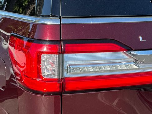 Used 2021 Lincoln Navigator Reserve w/ Luxury Package AWD/4WD image 7