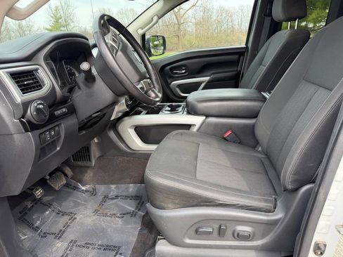 Used 2019 Nissan Titan SV w/ SV Convenience Package AWD/4WD image 9