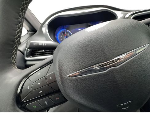Used 2025 Chrysler Pacifica Limited FWD image 40