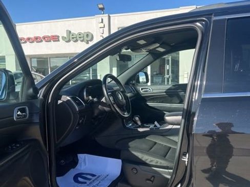 Used 2019 Jeep Grand Cherokee Laredo AWD/4WD image 14