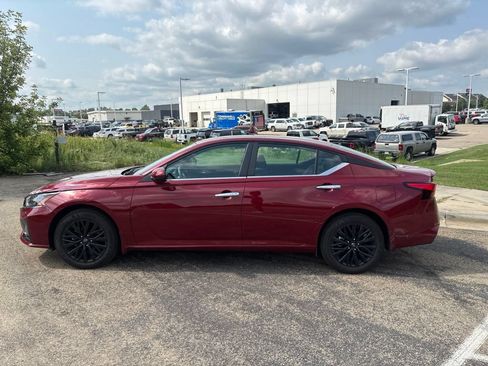 Used 2025 Nissan Altima 2.5 SV w/ SV Special Edition Package AWD/4WD image 5