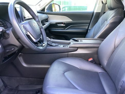 Used 2024 Toyota Grand Highlander AWD image 3