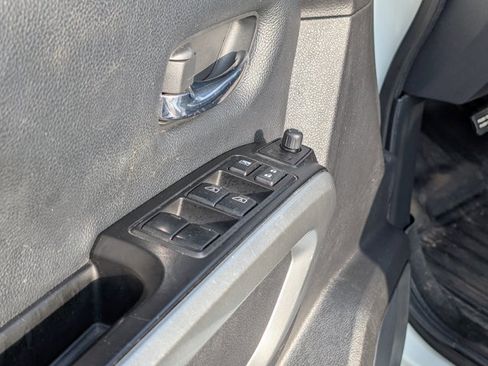 Used 2018 Nissan Titan SV image 15