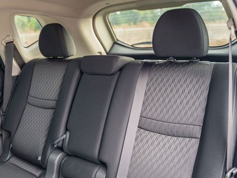 Used 2017 Nissan Rogue SV image 18