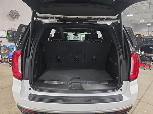 Used 2021 GMC Yukon Denali w/ Denali Premium Package image 13