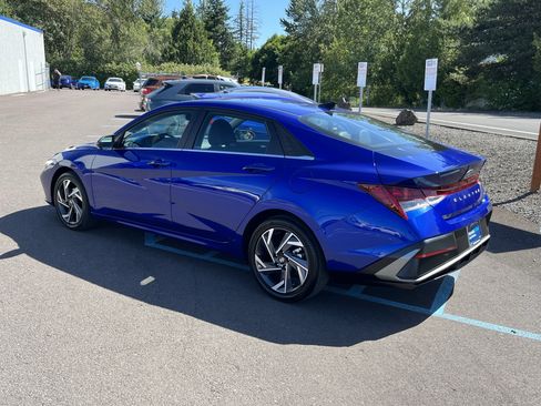 Certified 2025 Hyundai Elantra Limited FWD image 3
