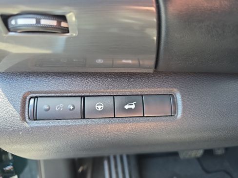 Used 2023 Nissan Pathfinder SL w/ Lighting Package (N92) FWD image 17