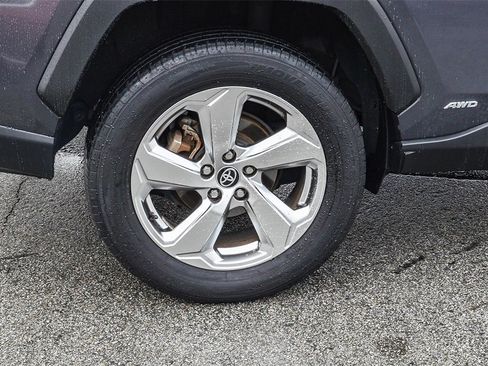 Used 2021 Toyota RAV4 XLE Premium image 9