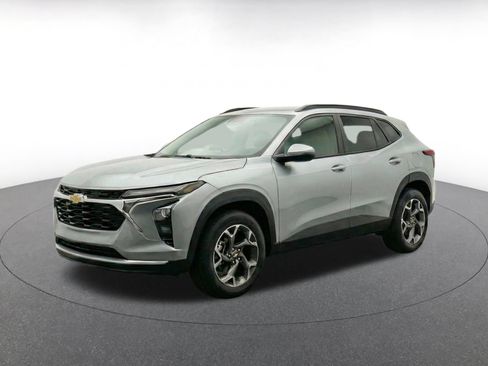 Used 2025 Chevrolet Trax LT FWD image 3