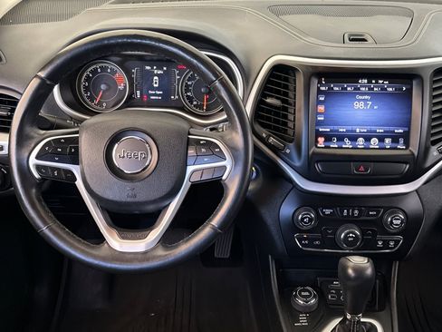 Used 2018 Jeep Cherokee Latitude Plus AWD/4WD image 15