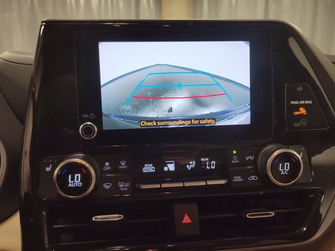 Used 2023 Toyota Highlander XLE AWD/4WD image 22