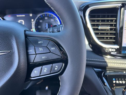 Used 2026 Chrysler Pacifica Limited w/ Uconnect Theater Family Group image 35