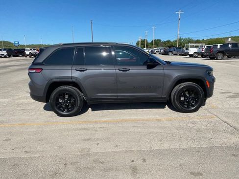 Used 2024 Jeep Grand Cherokee Altitude AWD/4WD image 7