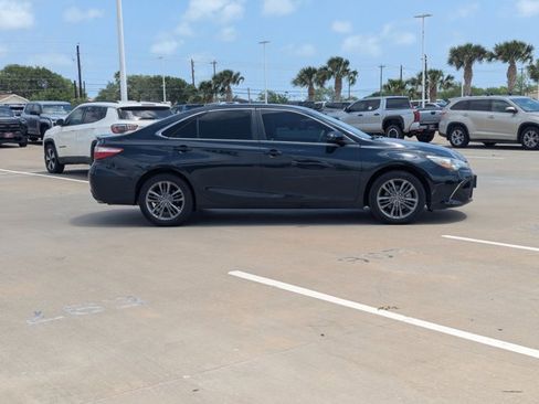 Used 2016 Toyota Camry SE image 4