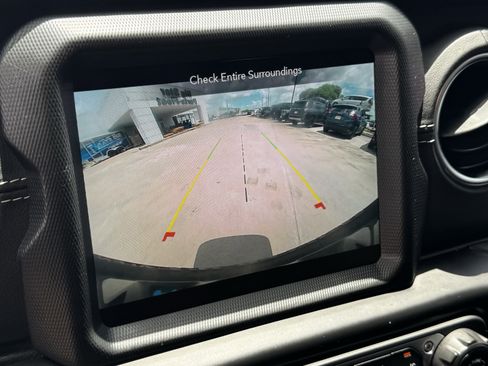 Used 2022 Jeep Wrangler Unlimited Sahara AWD/4WD image 19