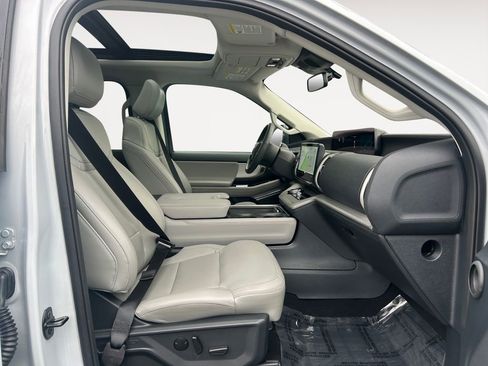 Used 2025 Ford Expedition Active image 10