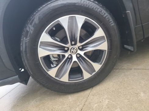 Used 2024 Toyota Highlander XLE image 12