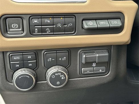 Used 2021 Chevrolet Suburban Premier w/ Premium Package image 27