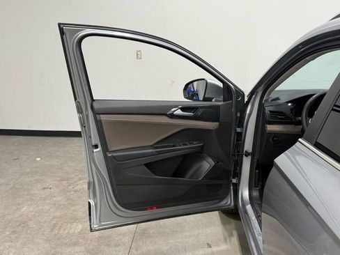 Used 2022 Volkswagen Taos SEL image 13