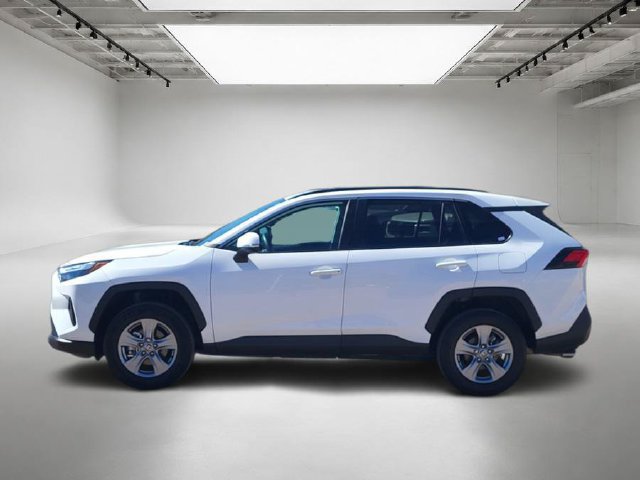 Used 2025 Toyota RAV4 XLE AWD/4WD image 2
