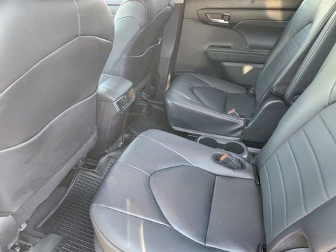 Used 2024 Toyota Highlander XLE image 31