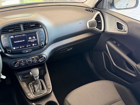 Used 2025 Kia Soul LX w/ LX Technology Package FWD image 33