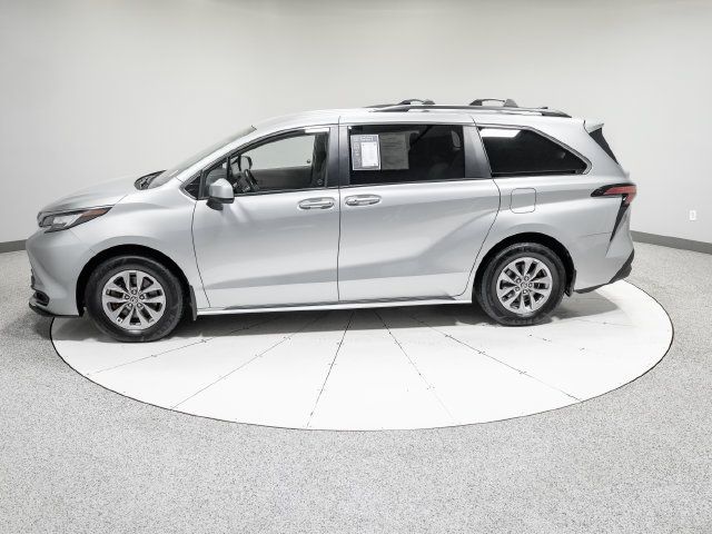 Used 2022 Toyota Sienna LE AWD/4WD image 33