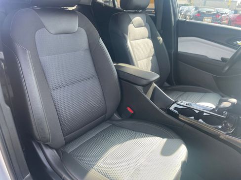 Used 2025 Chevrolet Trax LT w/ LT Convenience Package image 41